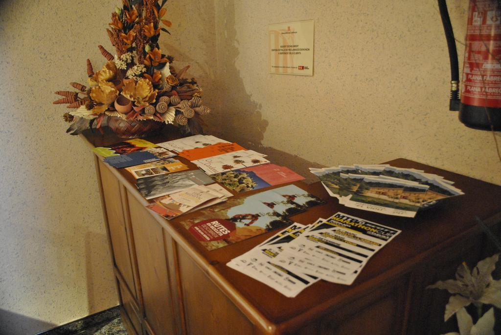 Hostal El Violi Кардона Экстерьер фото